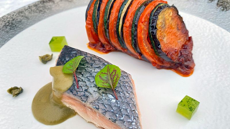 Receta de salmón asado con ratatouille, gelatina de eneldo y mantequilla negra