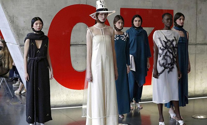 Pilar Dalbat, la diseñadora que hilvana moda y arte mientras cose a los pies de La Alhambra