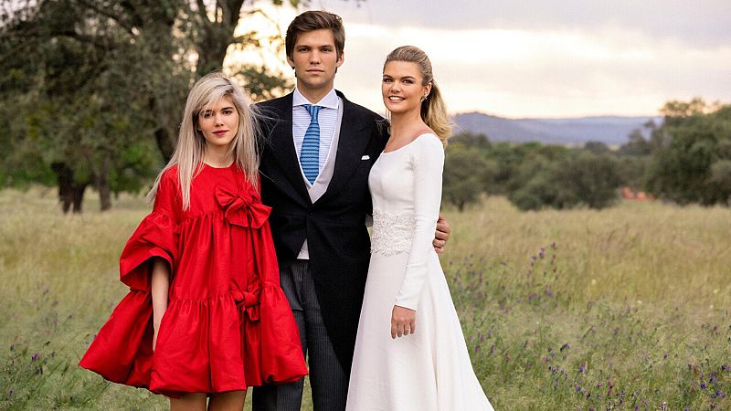 Alejandra Ruiz Rato llevó un vestido 'convertible' en su boda: tenemos todos los detalles y los bocetos