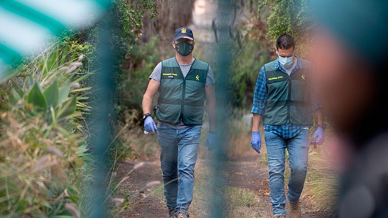 Decenas de voluntarios peinan palmo a palmo la costa sureste de Tenerife en busca de Anna y Olivia