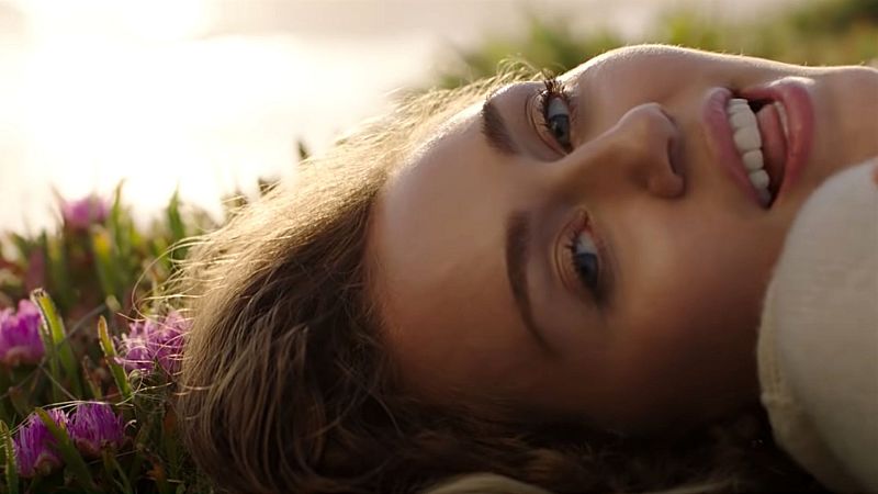 Miley habla en sus redes de la historia que se esconde detrás de "Malibu" en su cuarto aniversario