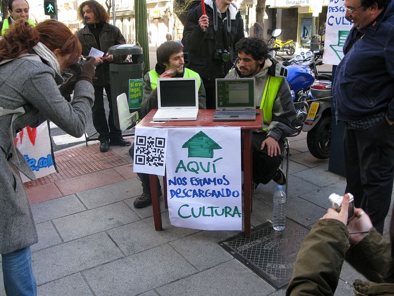 Unas 100 personas se manifiestan a favor de las redes P2P frente a la sede del PSOE en Madrid