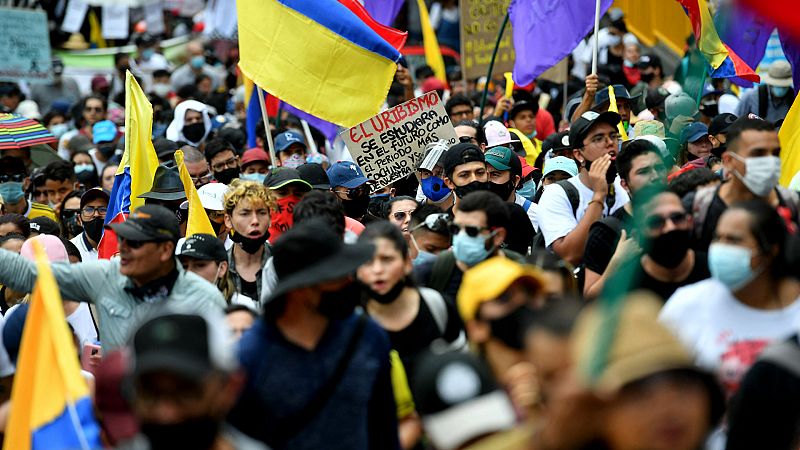 Miles de manifestantes piden la dimisión del presidente en la tercera jornada de paro nacional en Colombia