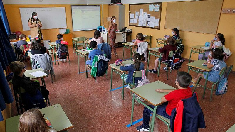 Clases presenciales, mascarilla obligatoria y menos distancia: la propuesta del Gobierno para el próximo curso