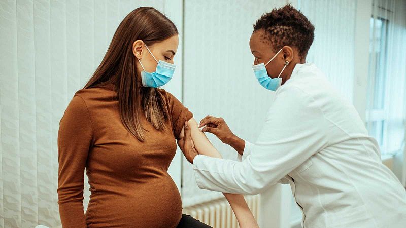 Sanidad recomienda vacunar a embarazadas con Pfizer o Moderna, cuando les toque y sin límite temporal