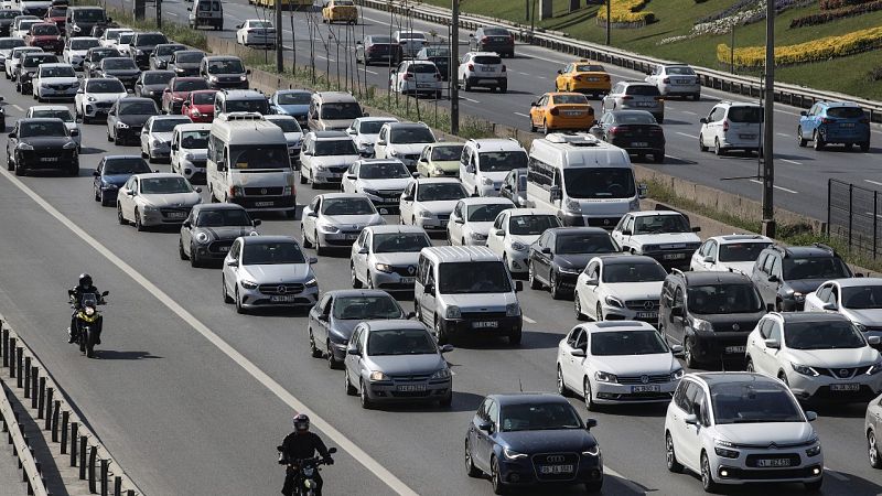 El tráfico en las carreteras y las reservas turísticas se disparan en el primer fin de semana sin estado de alarma