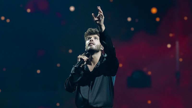 Blas Cantó acaricia el cielo con su voz desde el escenario de Eurovisión