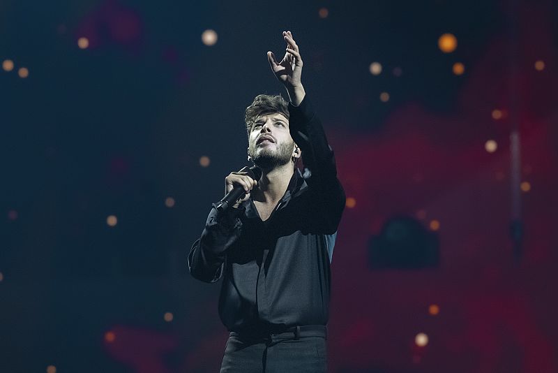 La mirada y la emoción de Blas Cantó centran la atención en su segundo ensayo de Eurovisión