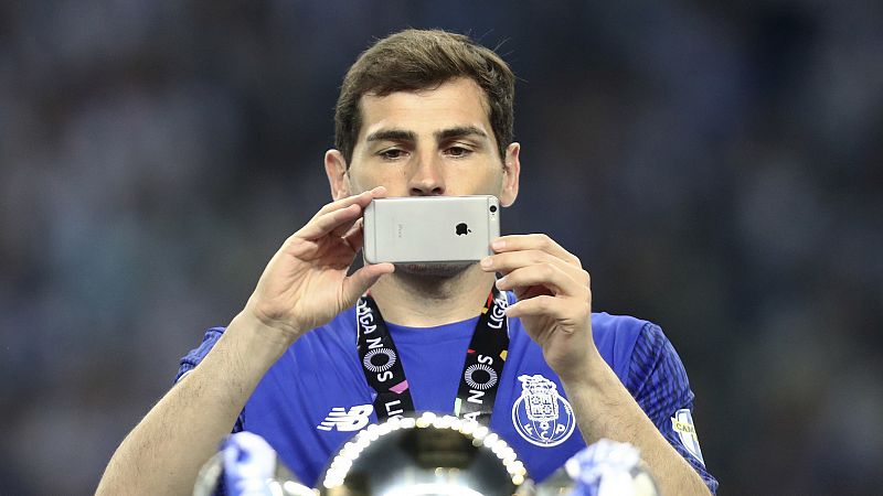 Esta es la mejor selfi de Iker Casillas según Gerard Piqué... ¡Qué 'burrada'!
