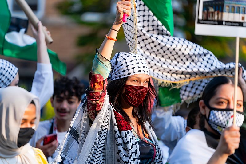 Bella Hadid muestra su apoyo a Palestina en la manifestación celebrada en Nueva York