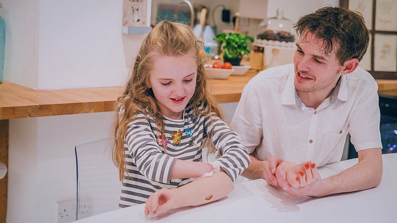 Niños y niñas aprenden a utilizar sus prótesis en un taller del Hospital Niño Jesús de Madrid