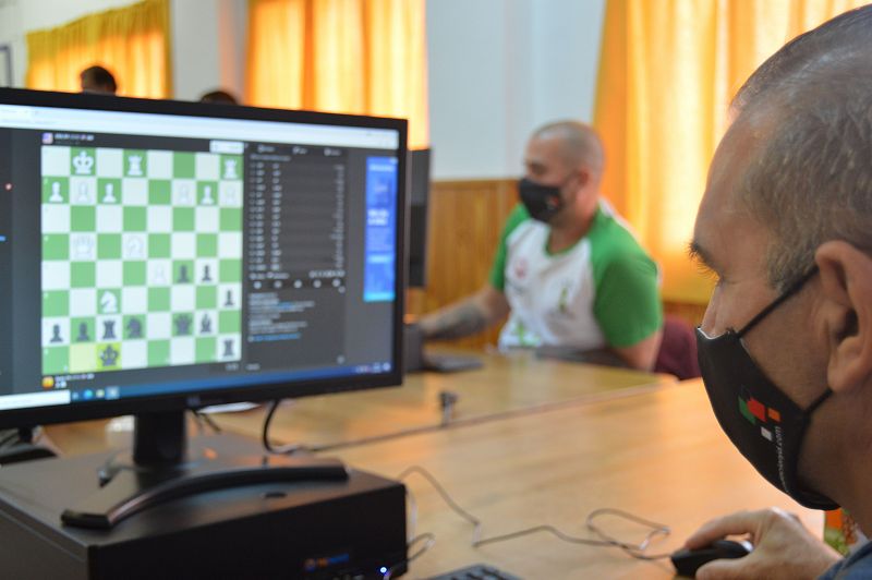 5 internos de la prisión de Cáceres se enfrentan a EE.UU., Rusia y Armenia en un torneo de ajedrez