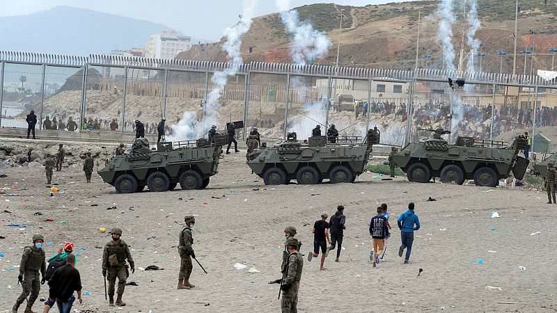 España despliega al Ejército en Ceuta tras la entrada de más de 8.000 migrantes