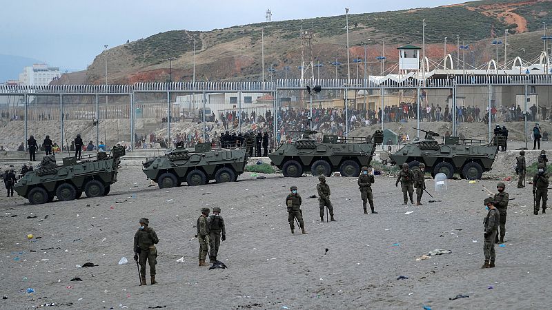 Cientos de personas siguen llegando a la frontera con Ceuta en una ola migratoria sin precedentes