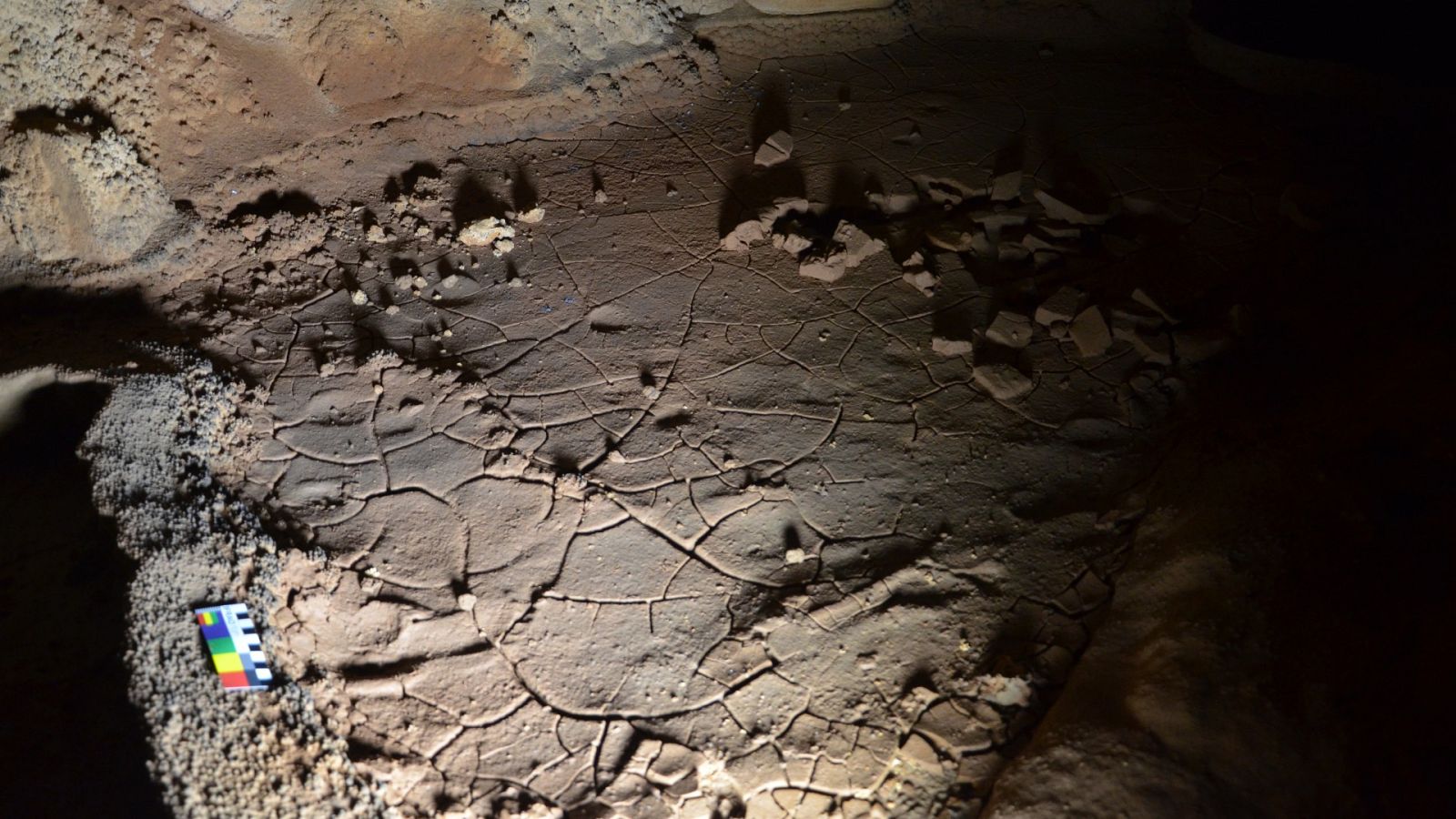Las huellas quedaron impresas sobre el barro de una galería de difícil acceso