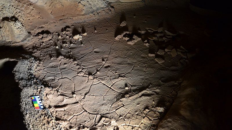 Niños del Paleolítico jugaban en la cueva cántabra de La Garma
