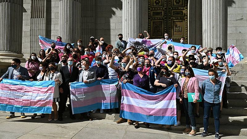 La 'ley trans' no sale adelante tras la abstención del PSOE