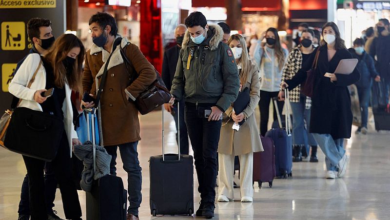 Restricciones para viajar desde España sin pasaporte COVID: prueba negativa y cuarentena en la mayoría de destinos