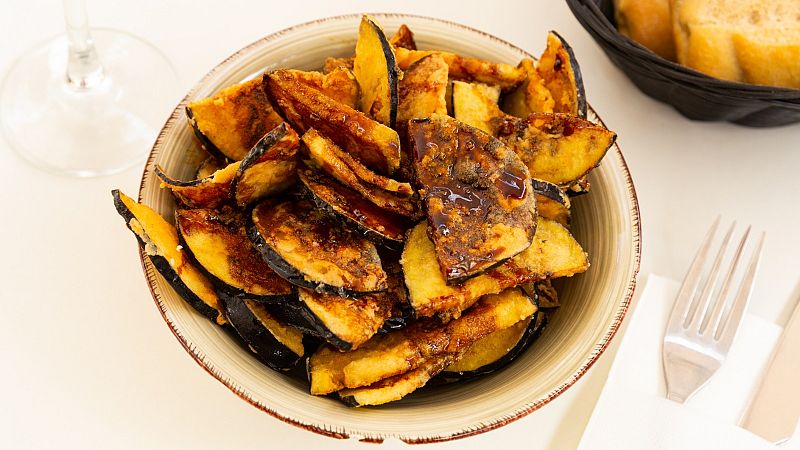 Crujiente de berenjena con aceite de albahaca