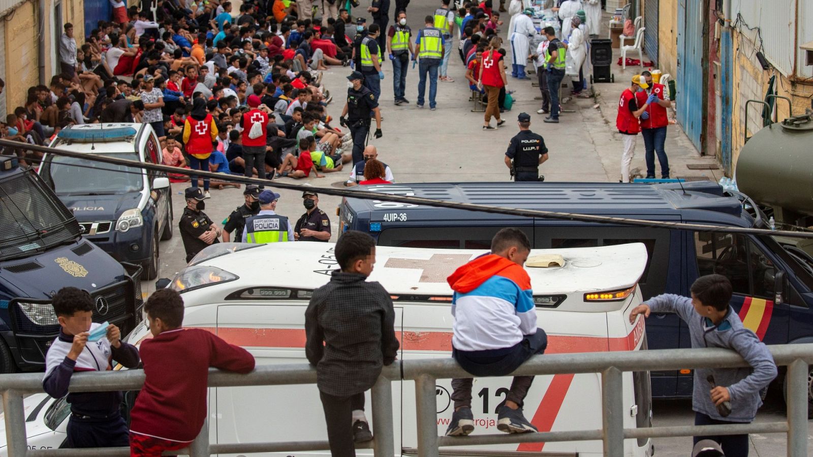 El Gobierno propone a las comunidades acoger a unos 200 menores no acompañados que ya estaban en Ceuta