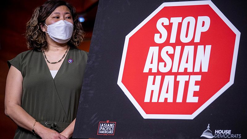 Biden firma una ley para terminar con los crímenes de odio hacia las personas de origen asiático