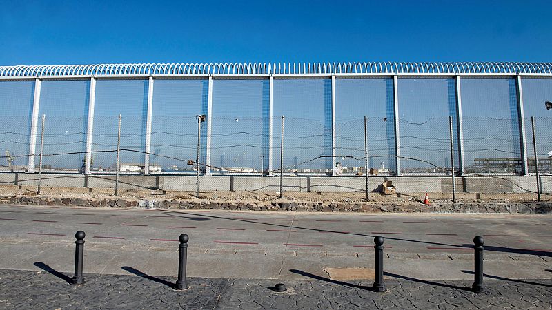 Cientos de migrantes tratan de entrar en Melilla y el Ejército se despliega para frenar la oleada
