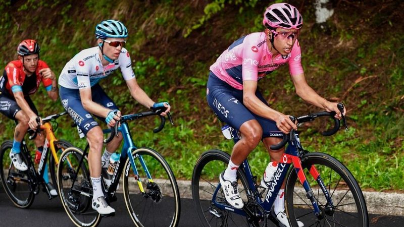 Egan Bernal se adueña de medio Giro de Italia