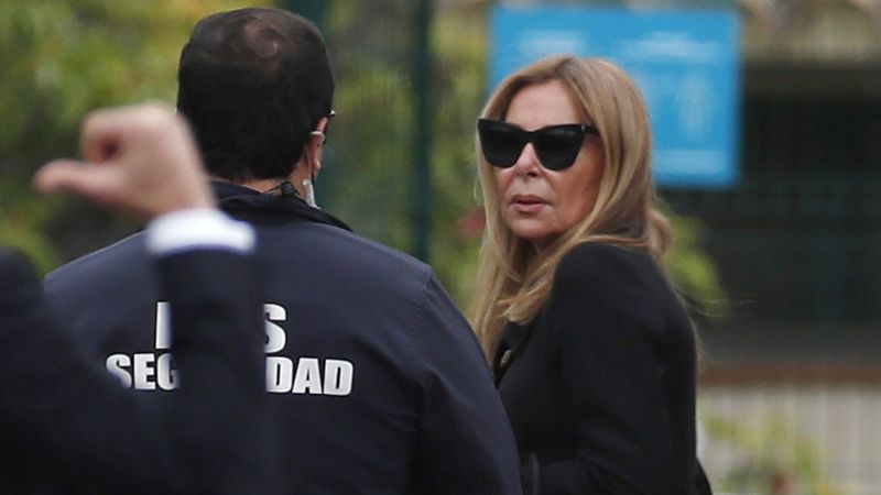 Ana Obregón, abatida, despide a su madre arropada por Alessandro Lequio