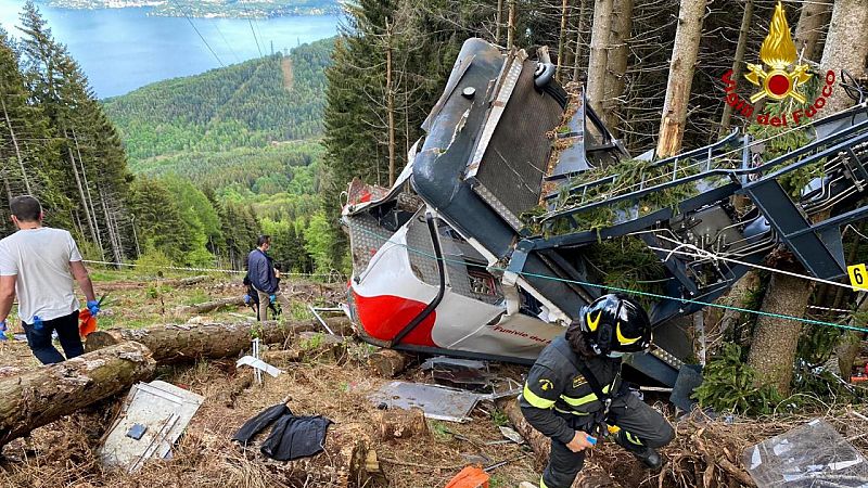 Al menos catorce muertos al descolgarse la cabina de un teleférico en el norte de Italia