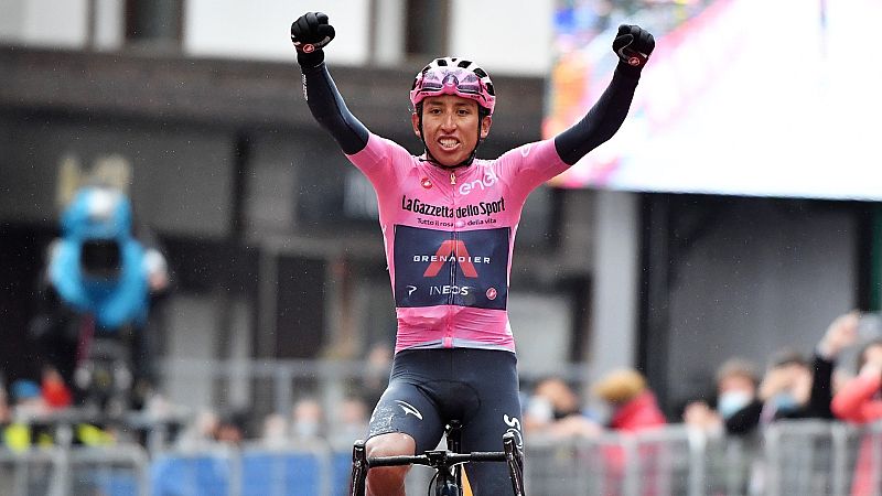 Egan Bernal hace honor al rosa conquistando Cortina d'Ampezzo y se mete medio Giro en el bolsillo