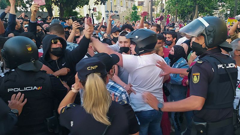 Dos detenidos y siete policías heridos en los disturbios en Ceuta durante las protestas por la visita de Abascal