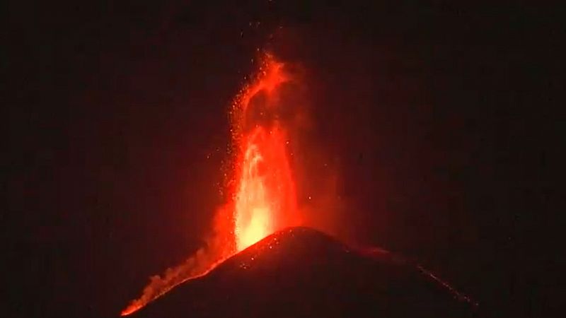 Una nueva erupción del Etna deja una nube de humo y ceniza en Sicilia