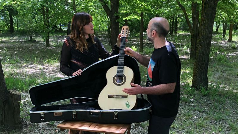 Rozalén y Ariel Rot hacen sonar una guitarra muy especial para celebrar el Día Mundial del Medio Ambiente