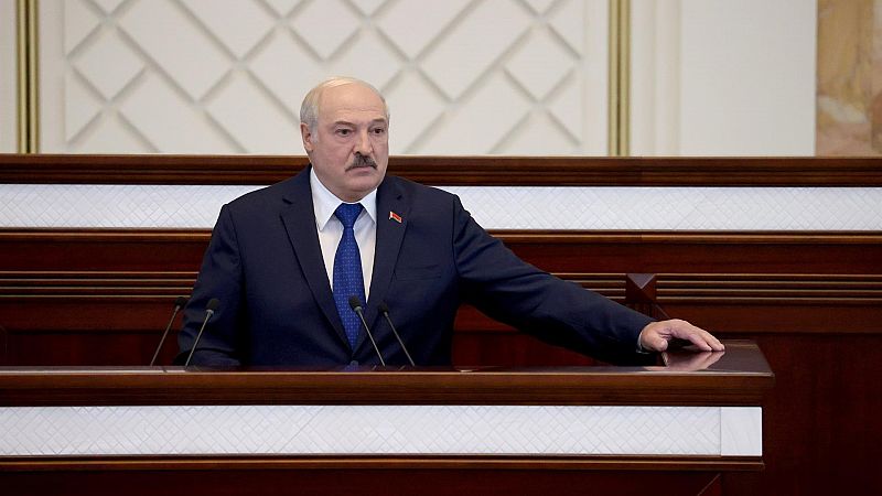 Lukashenko insiste en que cumplió las normas con el avión de Ryanair y denuncia una "guerra híbrida" contra su país