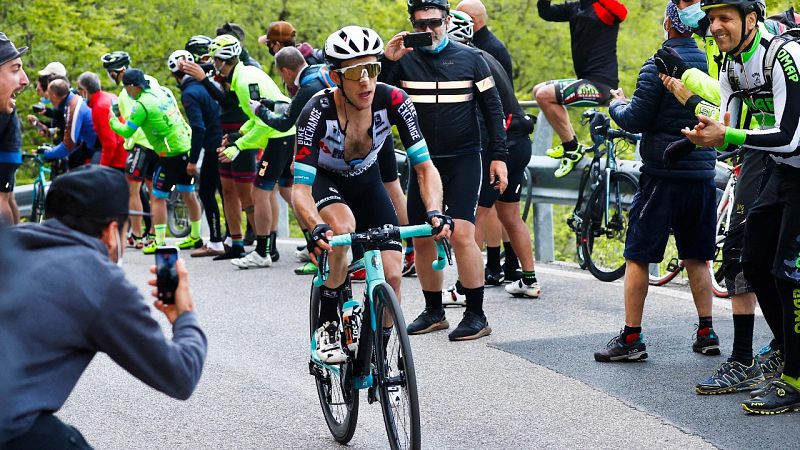 Simon Yates asalta el podio del Giro de Italia en la primera debilidad de Bernal