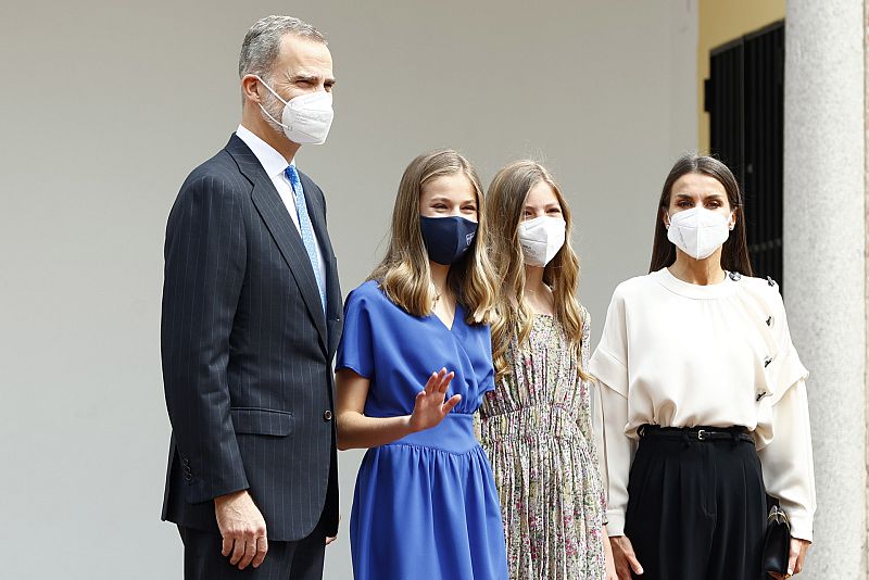 La princesa Leonor recibe la confirmación con don Felipe, su padre, como padrino