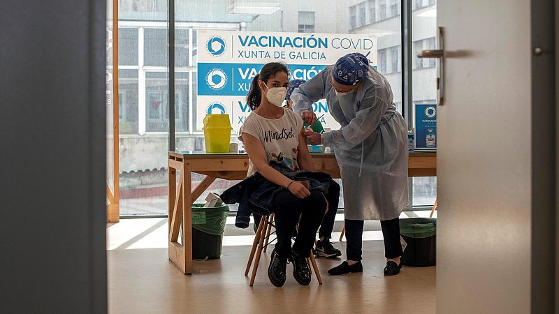 Madrid y Galicia desoyen a Sanidad y dan prioridad a AstraZeneca como segunda dosis a los menores de 60 años