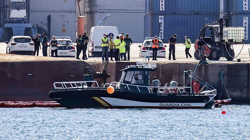 Hallan muerto a uno de los dos hombres desaparecidos al volcar un buque en el puerto de Castellón