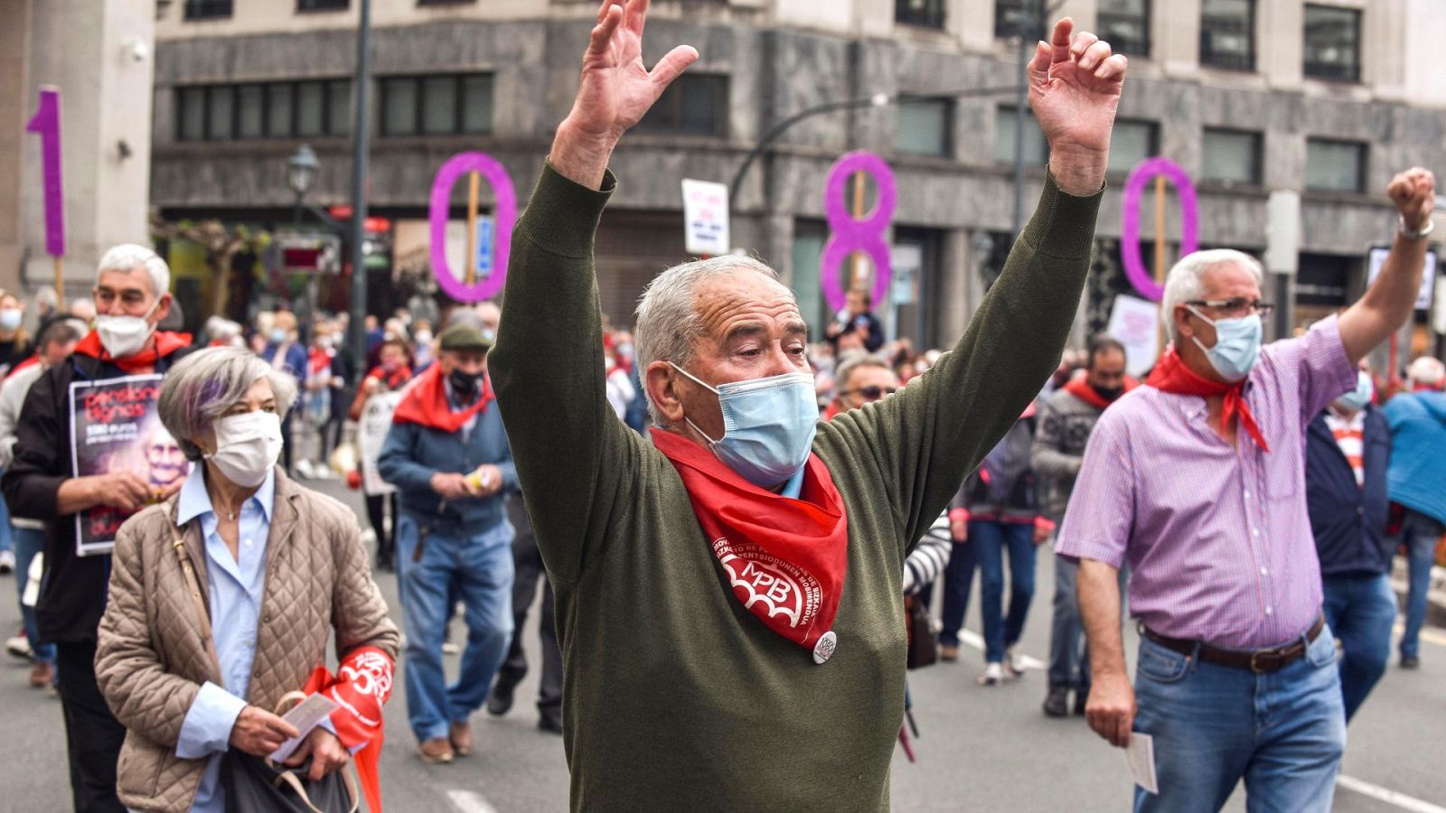 Miles de personas se manifiestan contra los recortes en pensiones