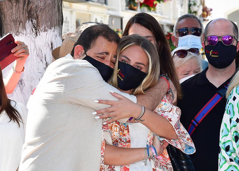 La dura imagen de Rocío y David Flores Carrasco llorando abrazados en el homenaje a su abuela