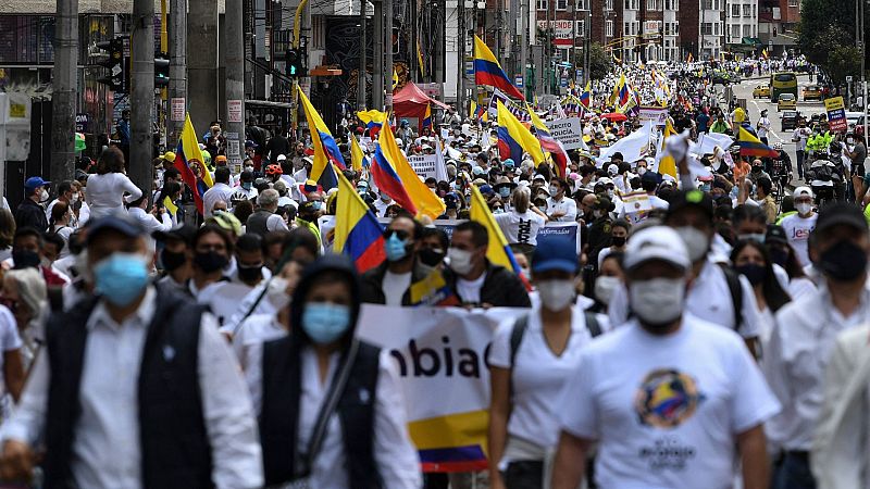 Una marea blanca toma las calles de Colombia contra la violencia en las protestas