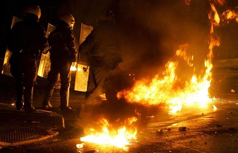 Regresa la violencia a las calles de Atenas tras una nueva protesta de estudiantes