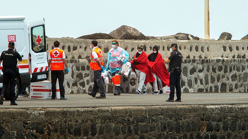 Llegan a Lanzarote y La Graciosa tres pateras con un centenar de migrantes, 38 de ellos menores
