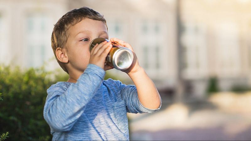 Consumo alerta de que uno de cada cuatro niños de 3 a 10 años toma bebidas energéticas: "No deberían tener acceso"