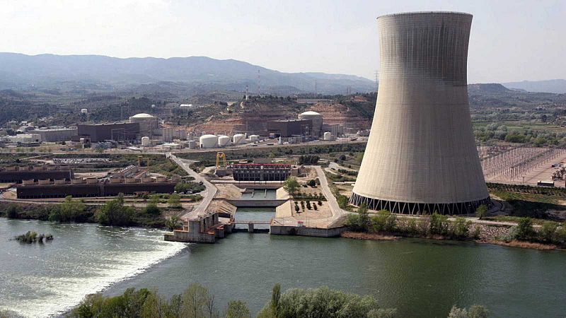 El Gobierno aprueba dos medidas para abaratar un 15 % la factura de la luz recortando los beneficios de las eléctricas