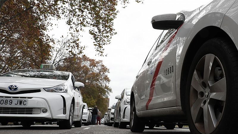 Precio cerrado, trayectos compartidos y código de vestimenta: así es la nueva normativa del taxi en Madrid