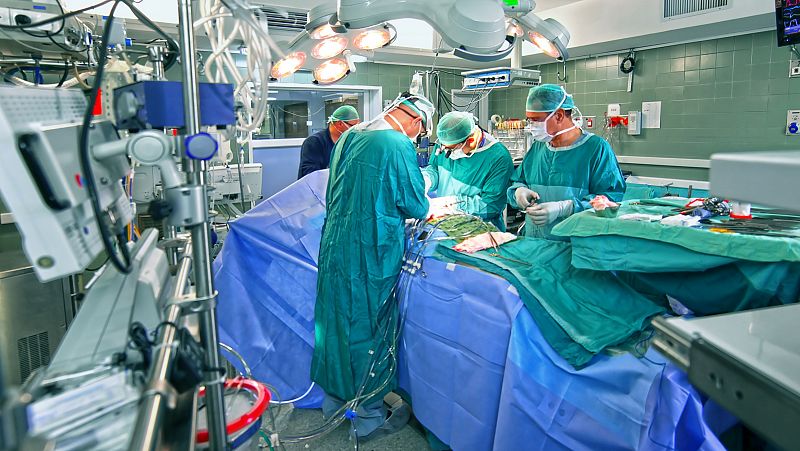 El Hospital La Paz realiza por primera vez un trasplante de riñón y médula ósea de un donante vivo