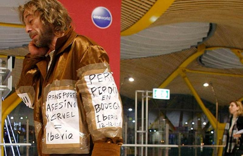 Se queda a vivir en el aeropuerto de Barajas porque le han perdido el perro en un vuelo