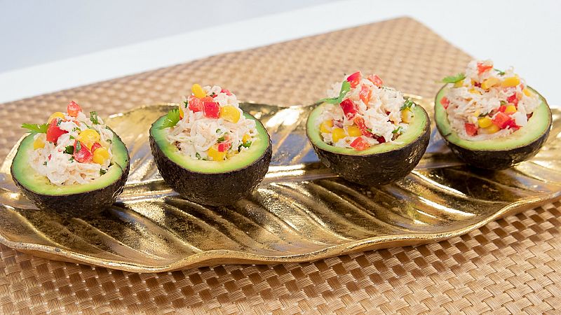 Aguacates rellenos de pollo mechado