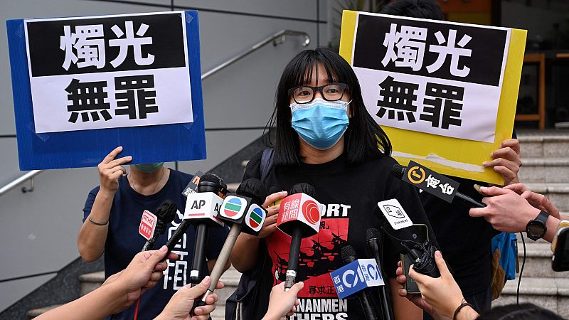 La activista hongkonesa Chow Hang-tung sale en libertad tras pagar la fianza